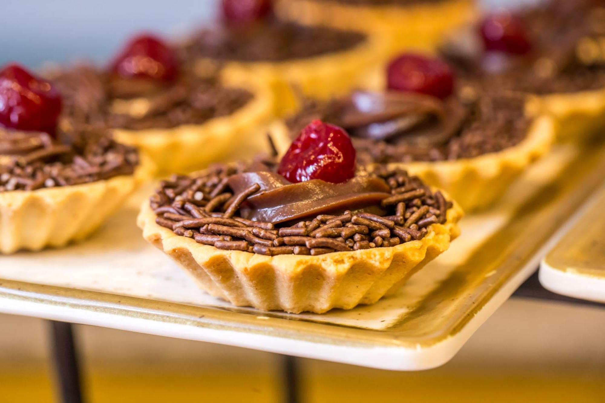 Blue Tree Thermas De Lins Resort Exterior foto Chocolate tart