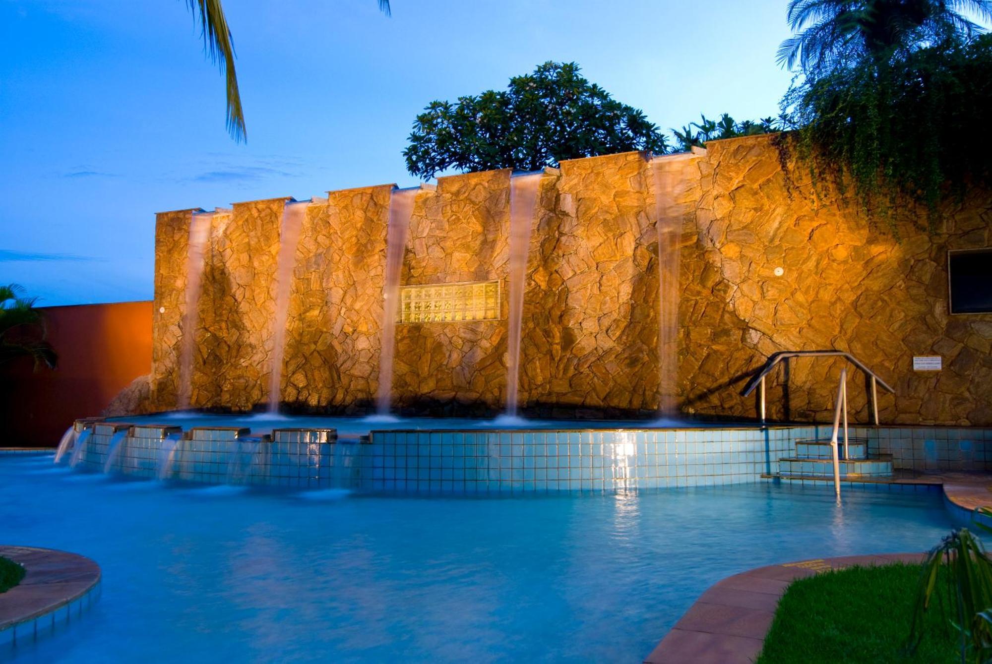 Blue Tree Thermas De Lins Resort Exterior foto The pool at the Taj Bengal