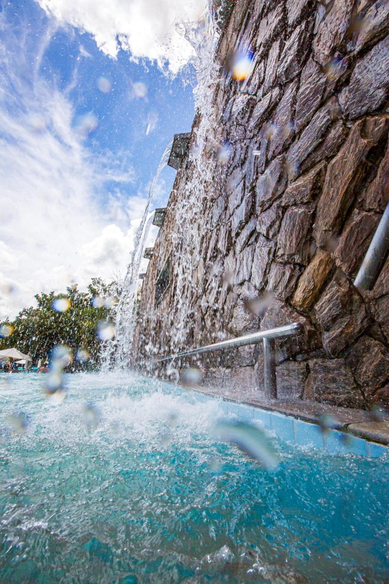 Blue Tree Thermas De Lins Resort Exterior foto The waterfall at the entrance of the spa