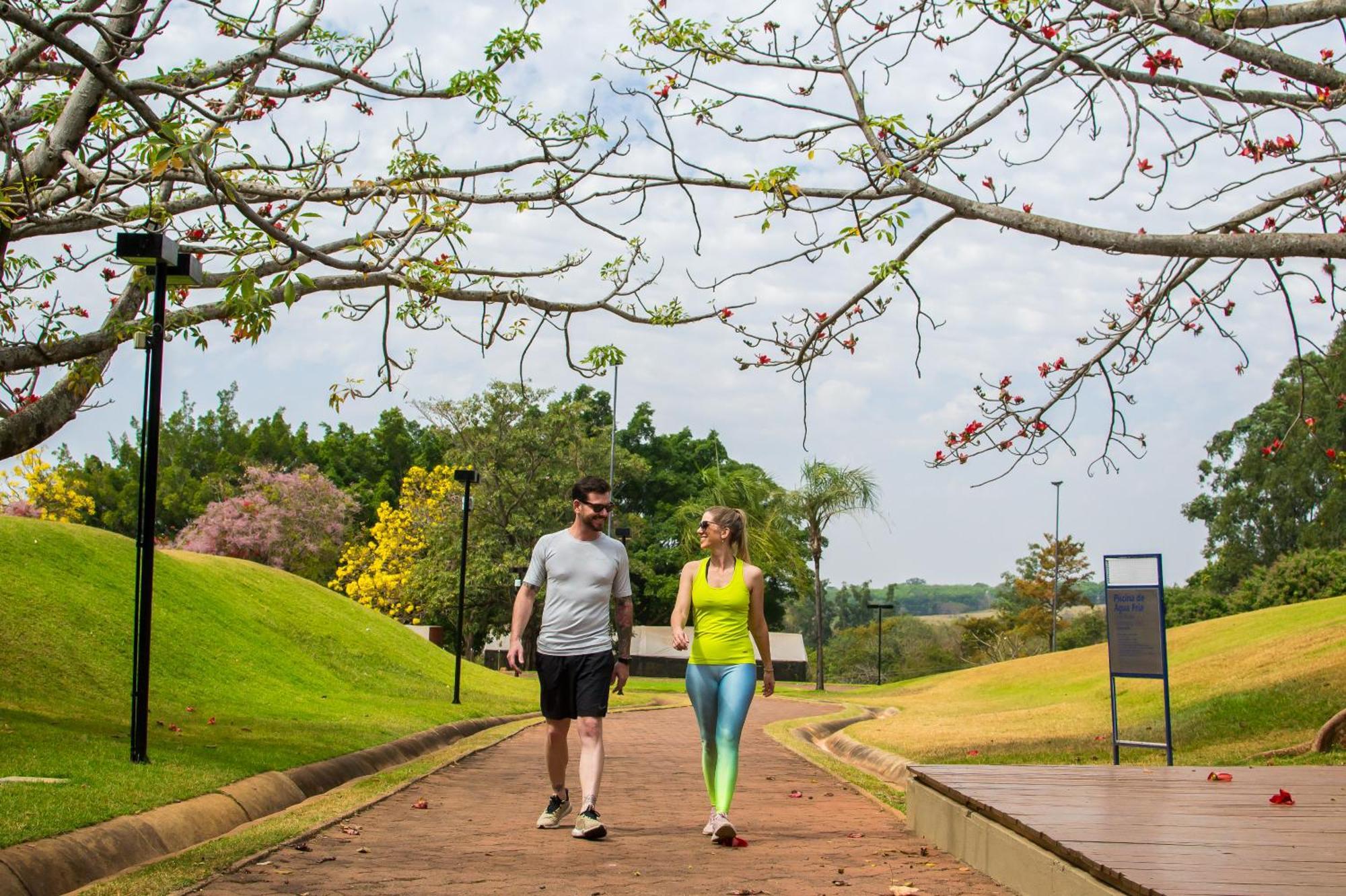 Blue Tree Thermas De Lins Resort Exterior foto People walking in the park