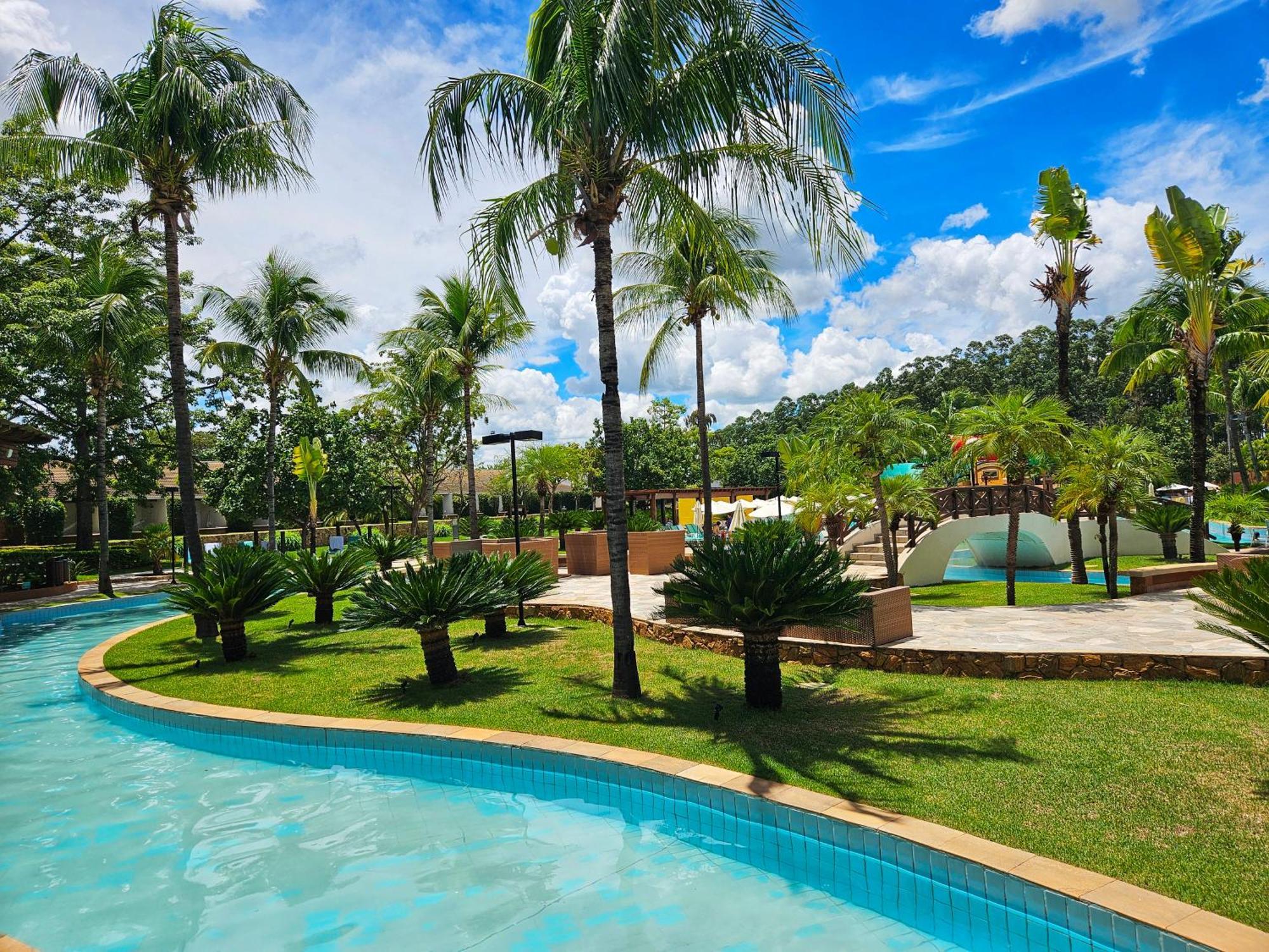 Blue Tree Thermas De Lins Resort Exterior foto The lazy river at Splash Jungle Water Park