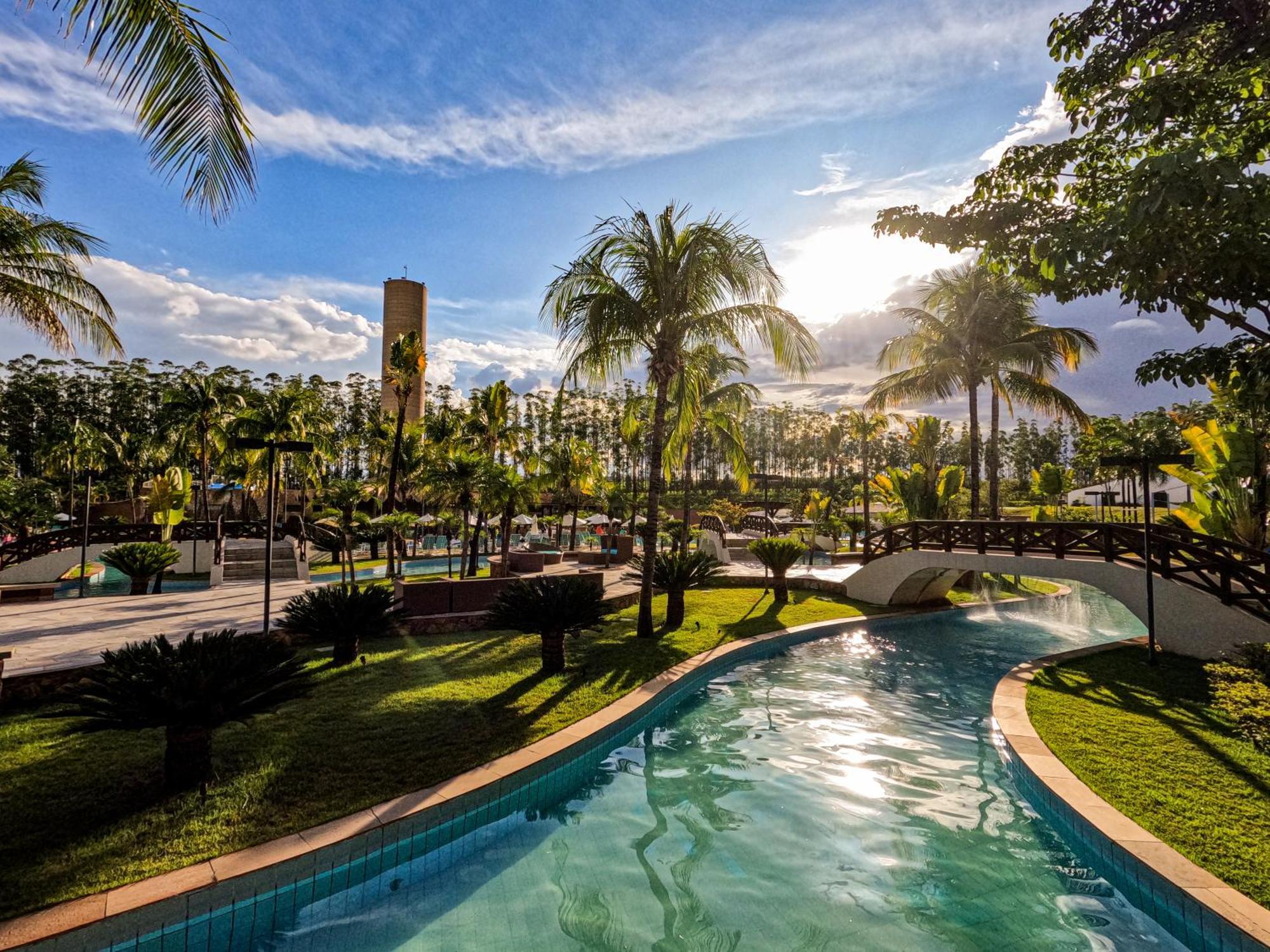 Blue Tree Thermas De Lins Resort Exterior foto The artificial river at the resort