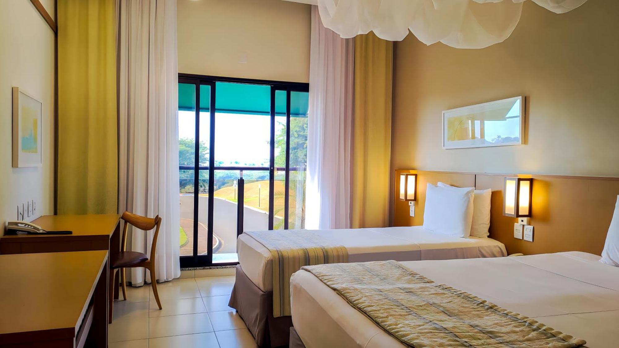 Blue Tree Thermas De Lins Resort Exterior foto A room at the hotel