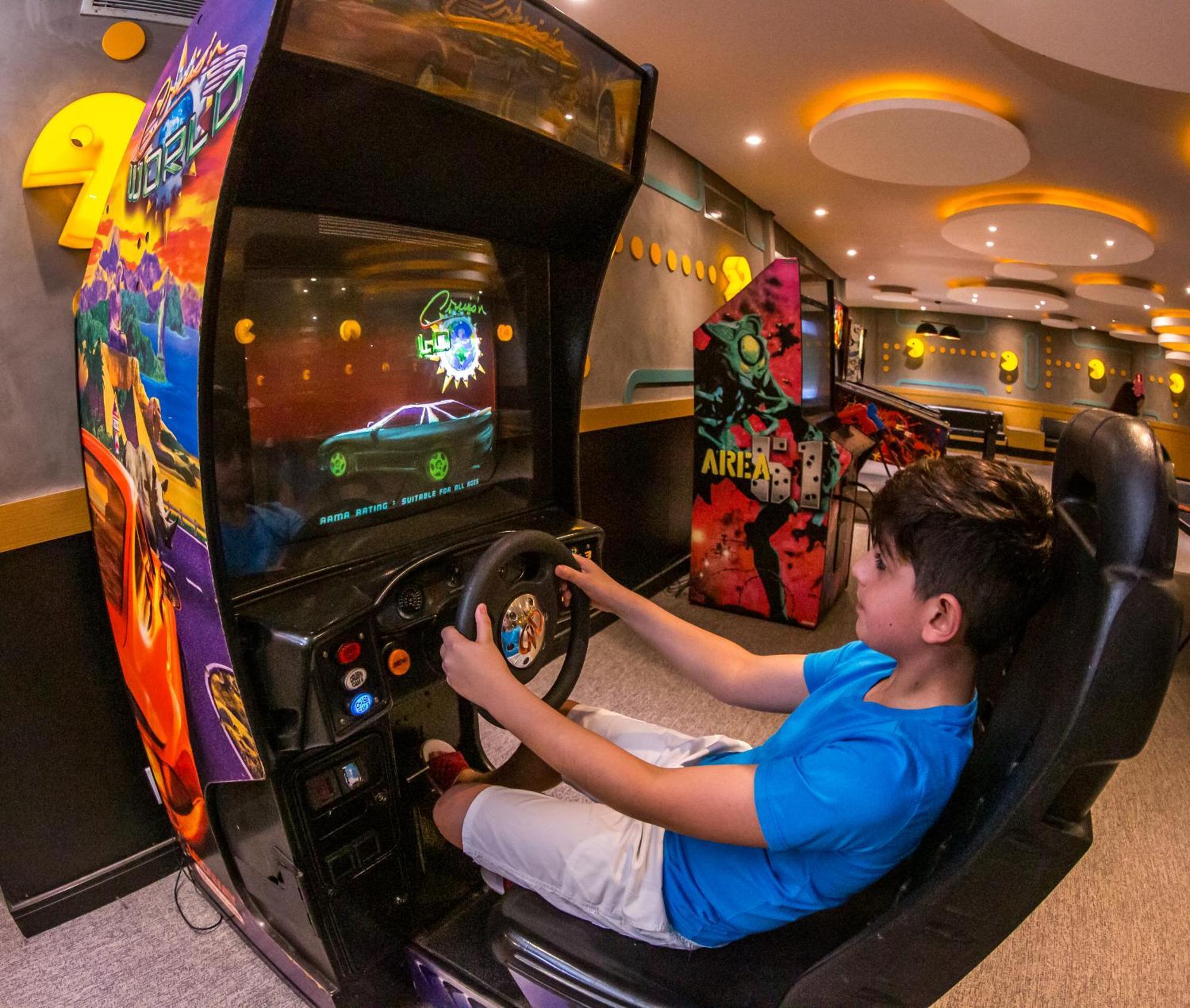 Blue Tree Thermas De Lins Resort Exterior foto A child playing a racing game