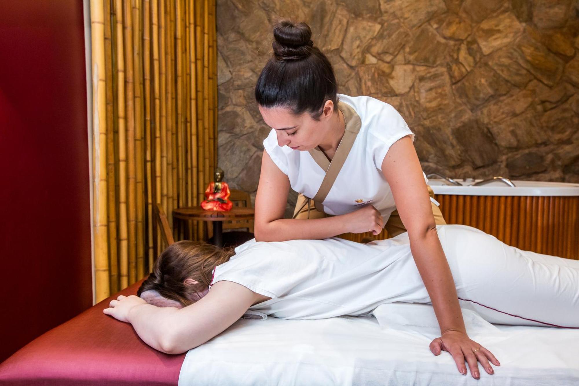 Blue Tree Thermas De Lins Resort Exterior foto Thai massage