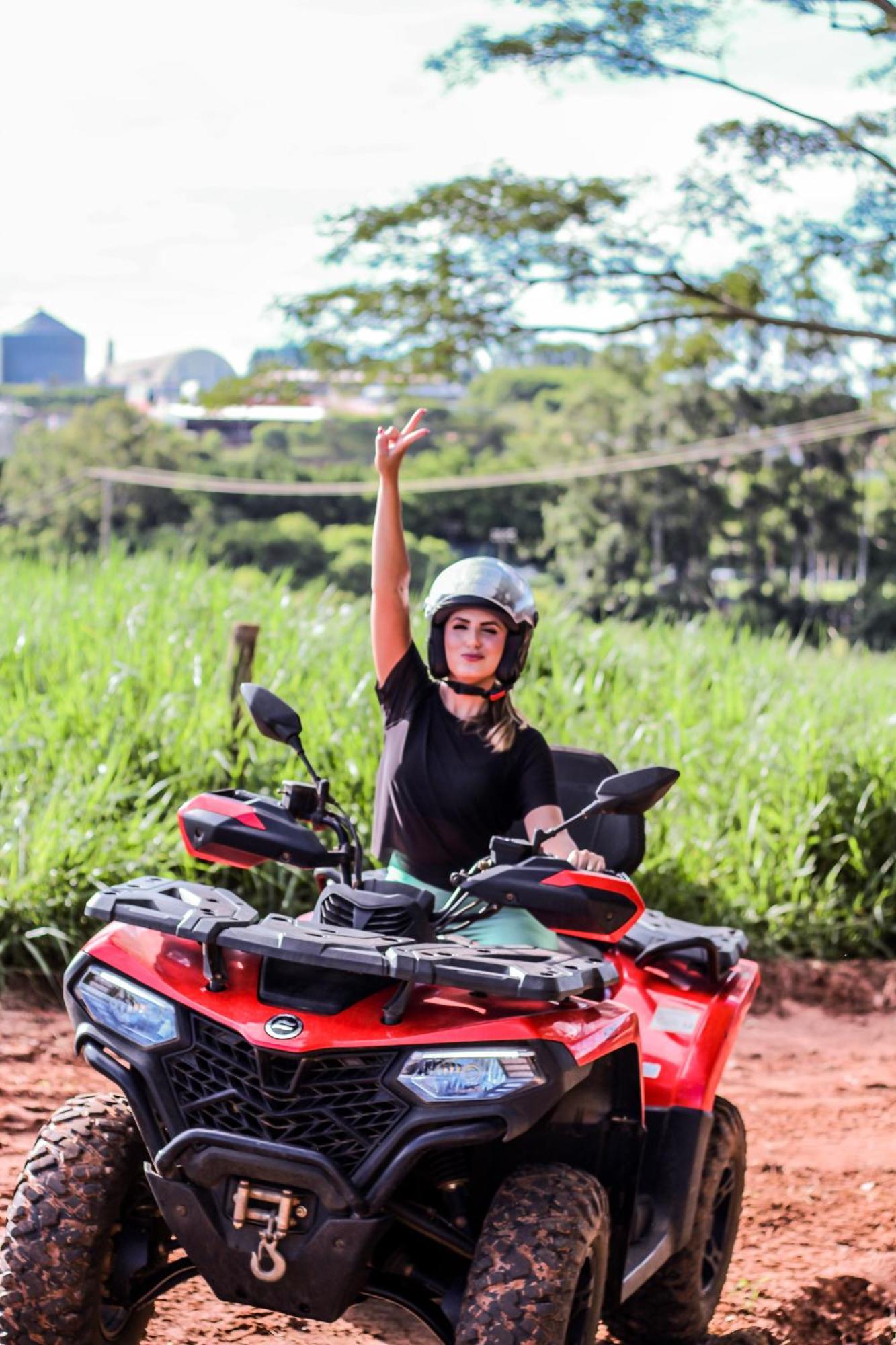 Blue Tree Thermas De Lins Resort Exterior foto A woman on a quad bike
