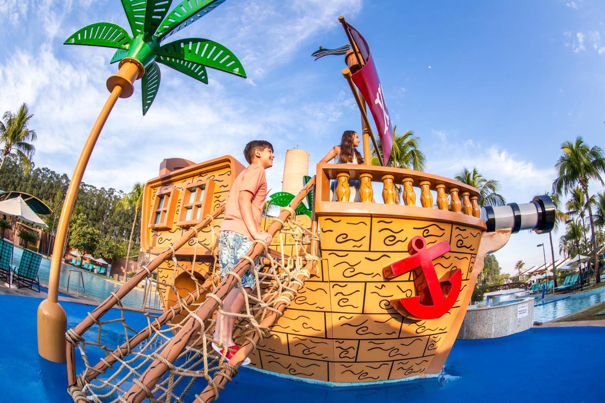Blue Tree Thermas De Lins Resort Exterior foto The pirate ship at the Splash Zone