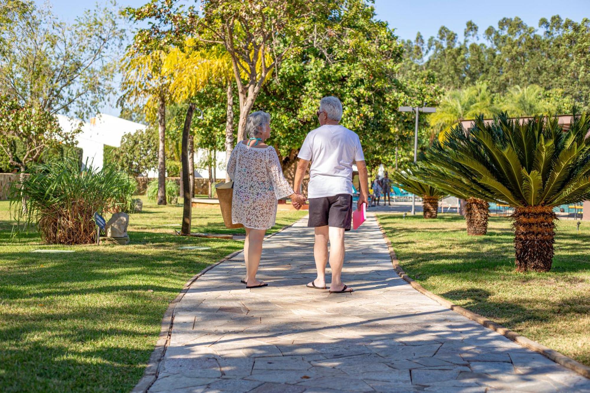Blue Tree Thermas De Lins Resort Exterior foto A couple walking in a park