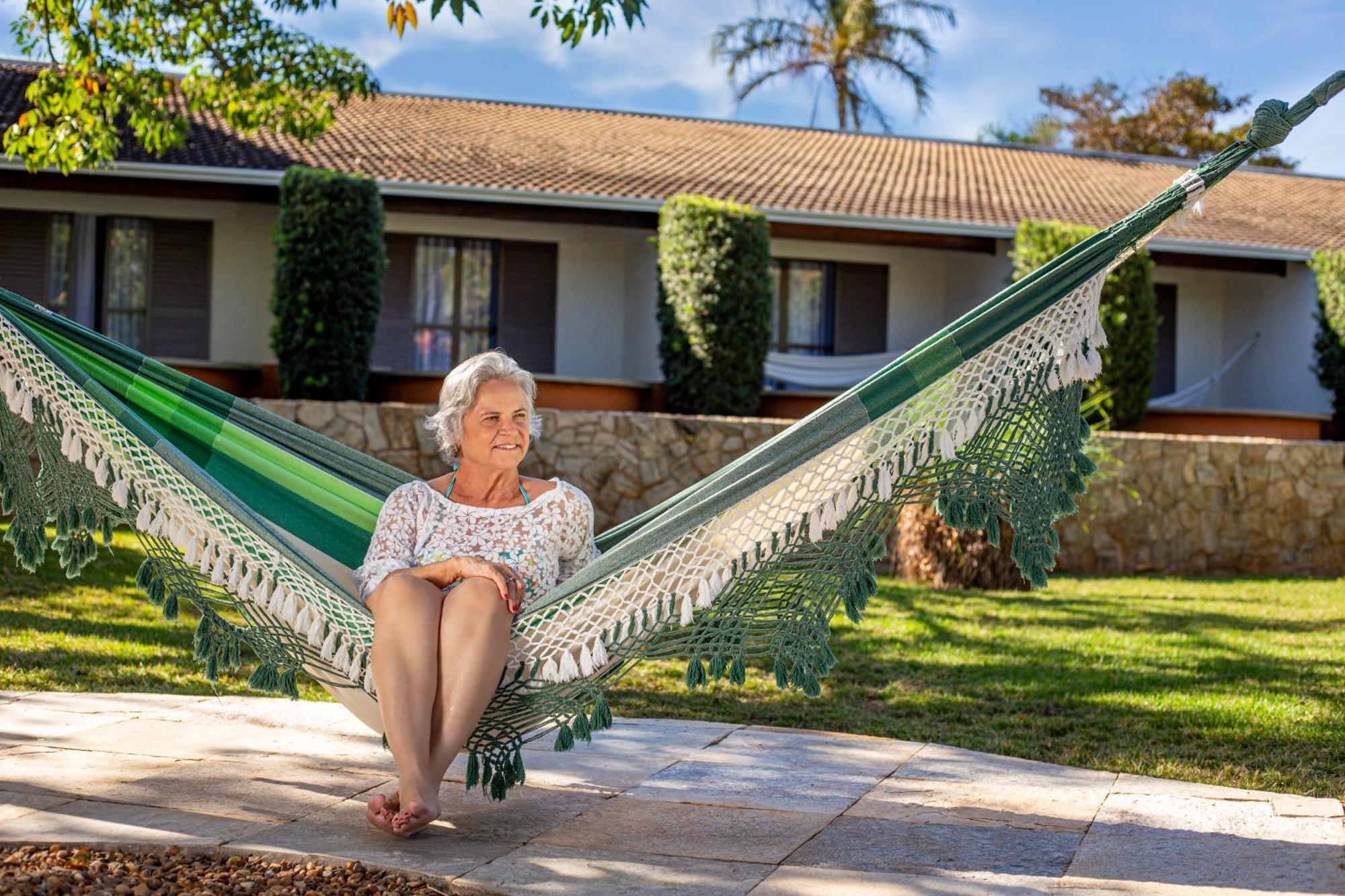 Blue Tree Thermas De Lins Resort Exterior foto A woman relaxing in a hammock