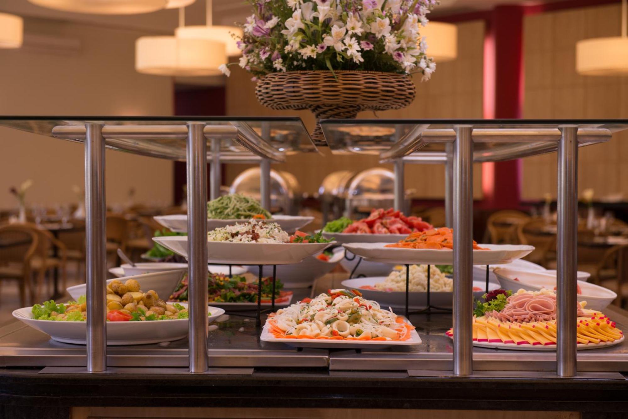 Blue Tree Thermas De Lins Resort Exterior foto A buffet at a hotel