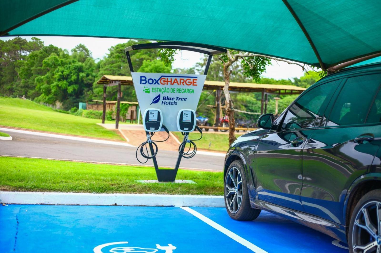 Blue Tree Thermas De Lins Resort Exterior foto Electric vehicle charging station at the Sunshine Coast Airport