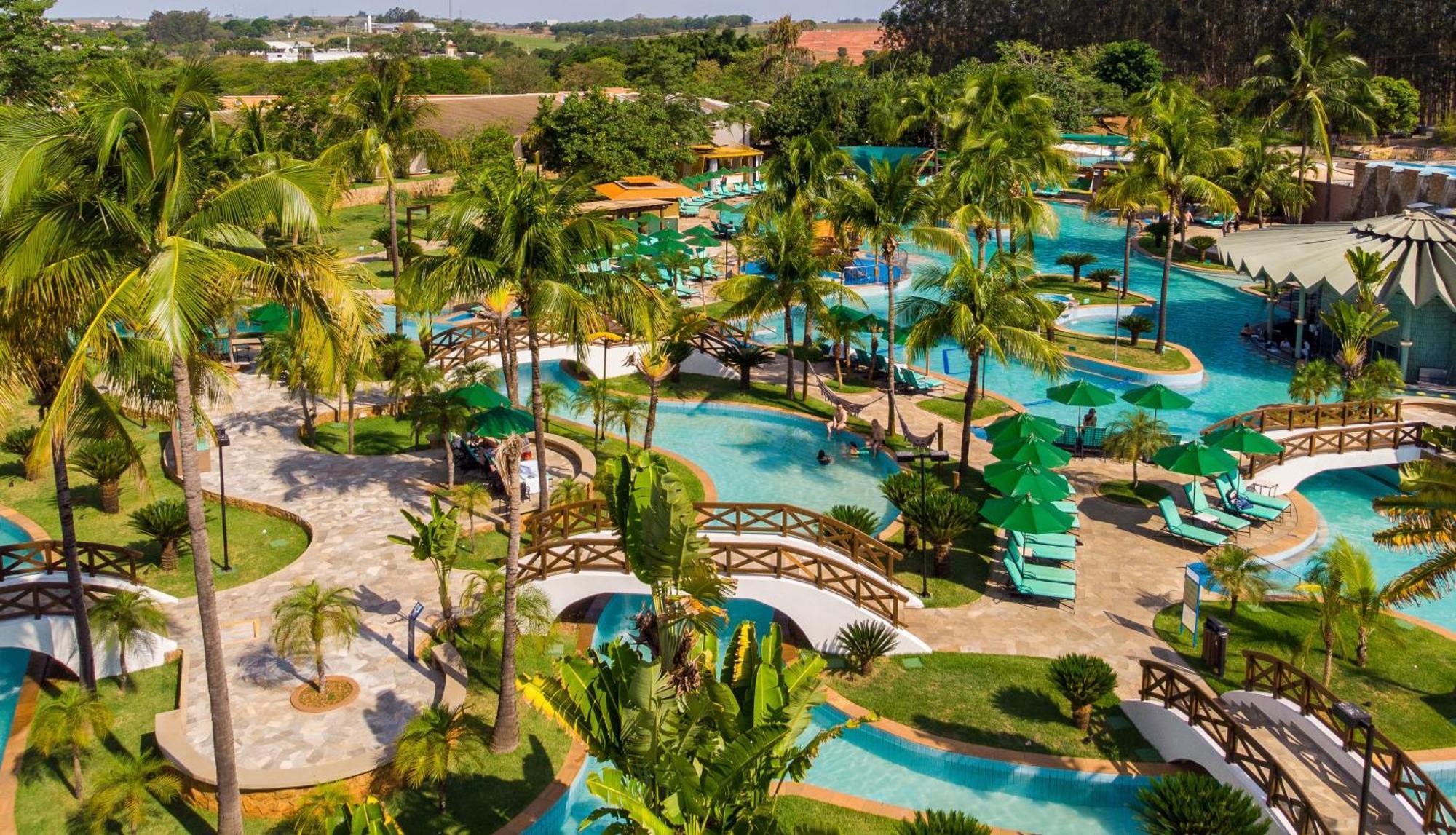 Blue Tree Thermas De Lins Resort Exterior foto The resort's lagoon