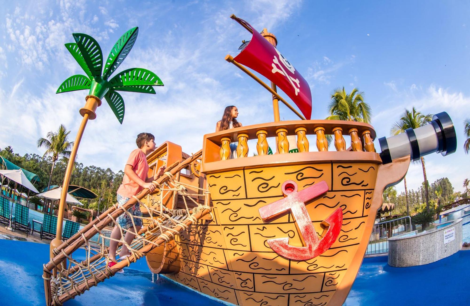 Blue Tree Thermas De Lins Resort Exterior foto The pirate ship at Wet'n'Wild